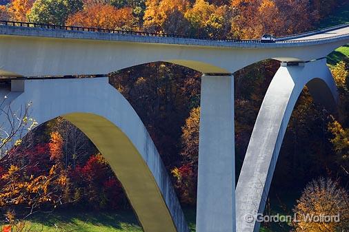 Natchez Trace Parkway Bridge_24553.jpg - Bridge on the Natchez Trace Parkway Bridge and also known as the Natchez Trace Parkway Arches. It is a double concrete arch bridge located 14 km (8.7 miles) from the northern terminus of the Natchez Trace Parkway in Williamson County southwest of Nashville, Tennessee, USA.